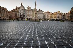 Staroměstské náměstí, Minuta ticha, kříže