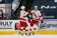 hokej, NHL 2021, Carolina Hurricanes at Columbus Blue Jackets, Martin Nečas (čelem) a Jaccob Slavin