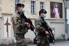 Francouzští vojáci a policisté hlídají kostely v celé zemi. Vláda varovala Francouze, aby se připravili na další teroristické útoky.