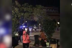 Pianista nezlomně hraje uprostřed nepokojů v Barceloně