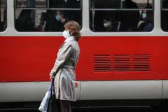 Koronavirus - MHD, zastávka, cestující, roušky, DPP, tramvaj