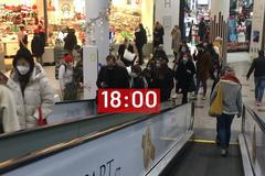 Fronty z prvního dne znovuotevřených obchodů: Předvánoční nákupy se teprve rozbíhají