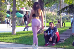 Přistiženi při činu. Experiment sledoval, jestli na atraktivní dívku zrají více muži nebo ženy