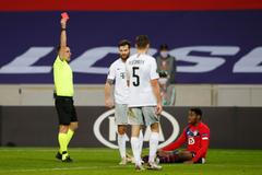 Ondřej Čelůstka dostává červenou kartu v zápase Evropské ligy Lille - Sparta