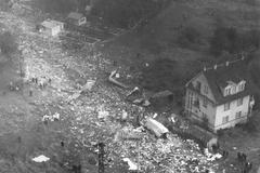 Jednorázové užití / Fotogalerie / Unikátní snímky. Uplynulo 45 let, co pražský Suchdol zdevastoval pád letadla / NA