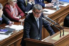 Živě: Poslanci žádají vyšetření Bečvy. Co na to premiér? Sledujte interpelace vlády