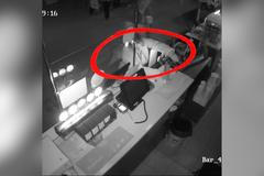 Milování i popcorn. Ruský pár se vloupal do kina a užil si rande se vším všudy