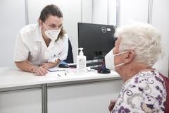 Zdravotník, doktor, lékař, zdravotnictví, respirátor, Očkovací centrum Liberecký kraj, očkování, koronavir, důchodci, senioři, zásoby