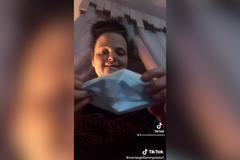 Kuchařka předělala obyčejnou roušku za pár sekund. Teď už se jí brýle nemlží