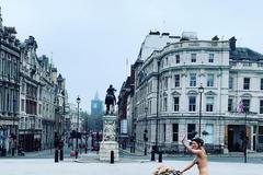 Dívka se po městě projela nahá na kole. Získala statisíce na prevenci sebevražedného chování