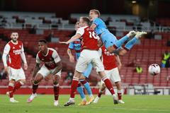 Tomáš Souček (v modrém) v zápase Arsenal - West Ham United