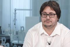 Máme tisíce mrtvých a řešíme, že nemůžeme jít večer chlastat, říká Kamberský