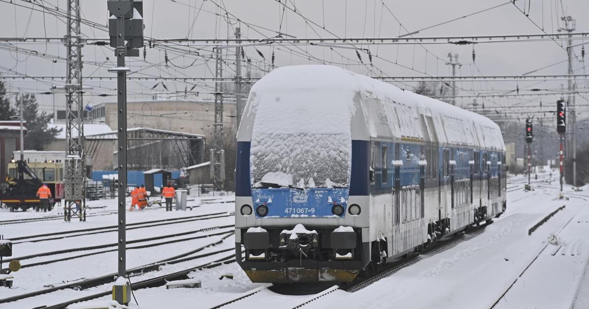Mezi Prahou a Ústím nejezdí vlaky. Trakční vedení v Roudnici je zase poškozené