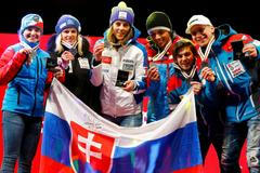 MS 2017, týmy: stříbrí Slováci, zleva Tereza Jančová, Veronika Velez-Zuzulová, Petra Vlhová, Matej Falat, Adam Žampa, Andreas Žampa