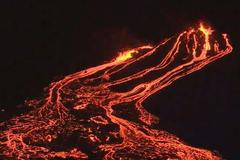 Po desítkách tisíc zemětřesení přišla erupce: Islandský vulkán se probudil k životu