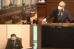 "Mějte se moc fajn," rozloučil se s poslanci za potlesku Kalousek. Jako poslanec skončil