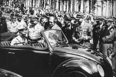 Adolf Hitler a Ferdinand Porsche u prototypu budoucího VW Brouk