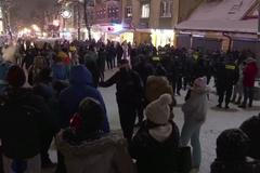 Poláci vyrazili po rozvolnění opatření do ulic a na lyže