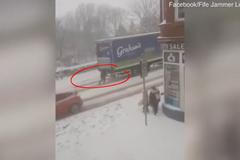 Máma tří dětí roztlačila kamion do zasněženého kopce. Dostane mléko na rok zdarma