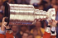 Mark Messier se Stanley Cupem (1990)