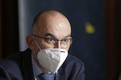 Čísla opět rostou. Bude vláda měnit nějaká opatření? Sledujte TK po jednání vlády