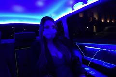 Taxi ve stylu nočního klubu. Řecký řidič zvedá zákazníkům náladu party jízdou