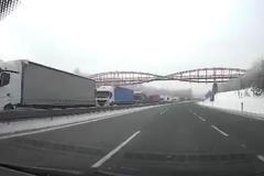 Záběry z dálnice D8. Kamiony stály v dlouhé koloně před hranicí s Německem v obou pruzích