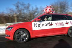 Koronavirus, Milion chvilek, aleggorická jízda Prahou upozorňující na kauzy vlády Andreje Babiše, masopust, masky, auto, 13. 2. 2021