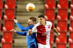 Borna Barišič a Alexander Bah v prvním zápase osmifinále EL Slavia - Glasgow Rangers