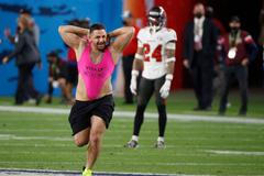 americký fotbal, Super Bowl LV, 2021, Tampa Bay Buccaneers v Kansas City Chiefs, výtržník, fanoušek vnikl na hrací plochu