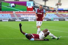 fotbal, anglická liga, 2020/2021, Premier League - West Ham United v Burnley, Michail Antonio, Vladimír Coufal, radost