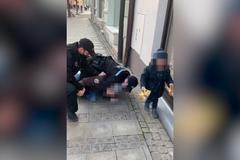 Strážníci v centru Uherského Hradiště zalehli otce bez roušky před jeho malým dítětem