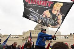 Výtržníci a podporovatelé Donalda Trumpa v budově Kapitolu.