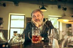Senior, pivní fanda, nuda, apatie, hospoda, štamgast