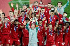 fotbal, MS klubů 2021, finále, Bayern Mnichov - Tigres, hráči Bayernu s trofejí pro vítěze