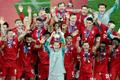 fotbal, MS klubů 2021, finále, Bayern Mnichov - Tigres, hráči Bayernu s trofejí pro vítěze