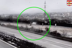 Řidič na D1 vybrzdil vězeňskou sanitku. Policie hledá svědky