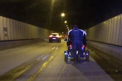 Policisté v Praze vytlačili z tunelu elektrické vozítko