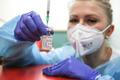 Ilustrační foto - koronavirus, respirátor, očkování, vakcína, Moderna, injekce, stříkačka, lékař, pacient, sestra, zdravotnictví, očkovací centrum