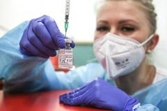 Ilustrační foto - koronavirus, respirátor, očkování, vakcína, Moderna, injekce, stříkačka, lékař, pacient, sestra, zdravotnictví, očkovací centrum