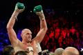 Tyson Fury slaví zisk pásu mistra světa těžké váhy organizace WBC v souboji s Deontayem Wilderem