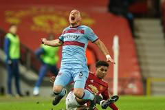 28. kolo anglické fotbalové ligy 2020/21, Manchester United - West Ham: Vladimír Coufal faulovaný Marcusem Rashfordem