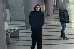 Devadesátiletou seniorku napadl v metru mladík