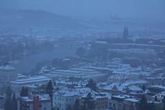 Zasněžená každá věžička. I Pražané se dnes probudili do bílé pohádky