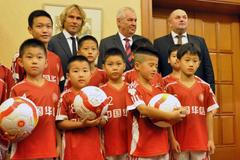 Pavel Nedvěd, Miloš Zeman, Miroslav Pelta, Čína, 2015, fotbalisté