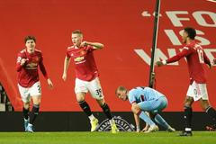28. kolo anglické fotbalové ligy 2020/21, Manchester United - West Ham: Fotbalisté Manchesteru slaví gól na 1:0