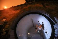 Cirkopolis, Eliška Brtnická – Fish Eye, umělecká představení v kobkách na náplavce, tanec, divadlo, náplavka, Rašínovo nábřeží