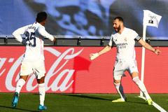 27. kolo španělské fotbalové ligy 2020/21, Real Madrid - Elche: Karim Benzema a Rodrygo slaví vítězný gól