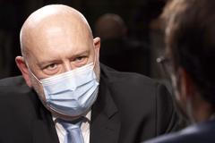 Vláda si nouzovým stavem ulehčuje práci, nemůže stále jen něco nařizovat, říká Luzar