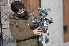 Medvídci z oblečení obětí covidu pomáhají rodinám